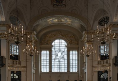 Londra, İngiltere - Kasım 01, 2023 - Trafalgar Meydanı 'ndaki St. Martin' de benzersiz eğri büğrü cam pencere. Metin için boşluk, Seçici odak.