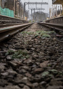 Londra, İngiltere - 25 Aralık 2023 - Düşük perspektiften demiryolu rayları. Odak derinliği sınırlı demiryolu rayları, Metal tren platformu çerçeveli Demiryolu sistemi, Demiryolu rayları, Tren İstasyonu, Metin için Boşluk, 