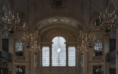 Londra, İngiltere - Kasım 01, 2023 - St. Martin 'in mimari açıdan güzel iç tasarımı. Benzersiz eğri uçlu cam pencere, metin için boşluk, Seçici odak.