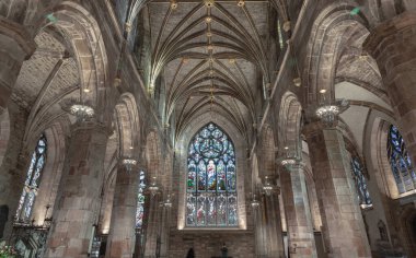Edinburgh, İskoçya - 18 Ocak 2024 - St Giles Katedrali veya High Kirk 'teki devedikeni kilisesinin iç manzarası. Edinburgh 'daki en önemli ibadet yeri, metin için alan, seçici odak.