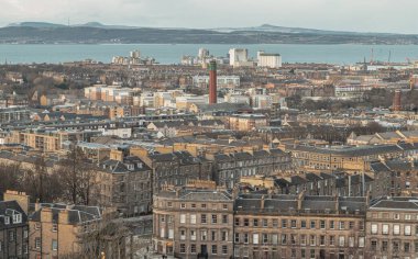 Edinburgh, İskoçya - 18 Ocak 2024 - Edinburgh 'un şehir manzarası Edinburgh şehir merkezindeki Calton Hill' den Leith rıhtımlarına ve Forth Firth of Forth 'a doğru. Avrupa 'da azalma, metin için boşluk, seçici odaklanma.