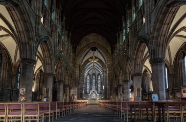 Edinburgh, İskoçya - 16 Ocak 2024 - St. Mary 's Episcopal Katedrali ya da Aziz Meryem Katedrali' nin iç manzarası. Edinburgh 'daki İskoç Piskoposluk Kilisesi' nin bir katedrali..