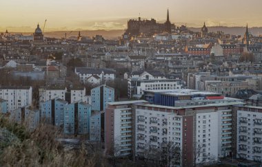 Edinburgh, İskoçya - 17 Ocak 2024 - Muhteşem Edinburgh şehir manzarası ve Calton Tepesi ve Salisbury Kayalıkları 'nın tepesinden ufuk çizgisi görünen Dumbiedykes binaları. Avrupa 'da azalma, metin için boşluk, seçici odaklanma.