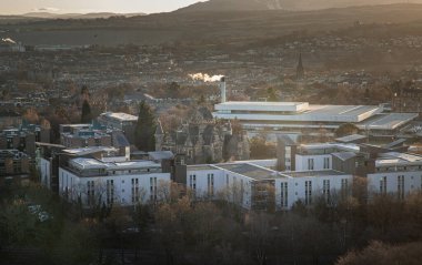 Edinburgh, İskoçya - 17 Ocak 2024 - Salisbury Kayalıkları 'nın tepesinden görünen yüksek bacalı muhteşem Edinburgh şehri. Avrupa 'da azalma, metin için boşluk, seçici odaklanma.