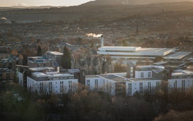 Edinburgh, İskoçya - 17 Ocak 2024 - Salisbury Kayalıkları 'nın tepesinden görünen yüksek bacalı muhteşem Edinburgh şehri. Avrupa 'da azalma, metin için boşluk, seçici odaklanma.