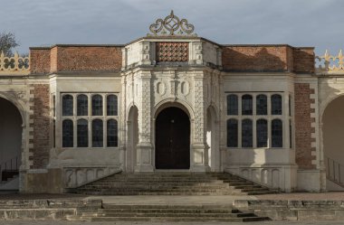 Londra, İngiltere - 15 Şubat 2024 - Hollanda Parkı 'ndaki Holland House' un (Red Brick Stone Palace) dış mimarisi. Başlangıçta Cope Castle olarak biliniyordu, Jacobean House 'un ilk dönemlerinde metin ve seçmeli odak noktasıydı..