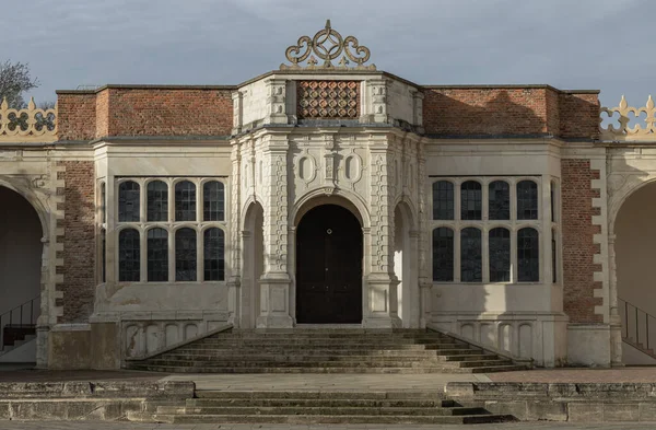 Londra, İngiltere - 15 Şubat 2024 - Hollanda Parkı 'ndaki Holland House' un (Red Brick Stone Palace) dış mimarisi. Başlangıçta Cope Castle olarak biliniyordu, Jacobean House 'un ilk dönemlerinde metin ve seçmeli odak noktasıydı..
