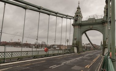 Londra, İngiltere - 25 Aralık 2023 - Thames Nehri üzerindeki Hammersmith Köprüsü. Dünyanın en eski asma köprülerinden biri ve büyük bir nehir geçidi ve Batı Londra 'nın birincil rotası, metin için alan, seçici odak.