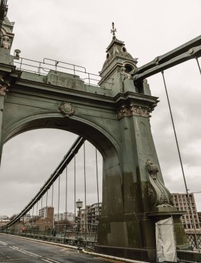 Londra, İngiltere - 25 Aralık 2023 - Hammersmith Köprüsü Tasarım Mimarisi. Dünyanın en eski asma köprülerinden biri ve büyük bir nehir geçidi ve Batı Londra 'nın birincil rotası, metin için alan, seçici odak.