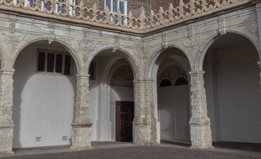 Londra, İngiltere - 15 Şubat 2024 - Hollanda Parkı 'ndaki Holland House' un (Red Brick Stone Palace) dış mimarisi. Orijinal adı Cope Castle, eski bir Jacobean House, Kopya uzayı, Seçici odak.