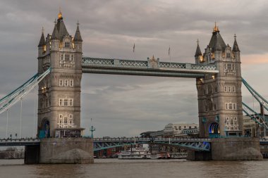 Londra, İngiltere - 15 Şubat 2024 - Ünlü Tower Köprüsü 'nün manzarası ve akşamları Thames Nehri' nin ufuk çizgisi. Boşluğu kopyala, Seçici odak.