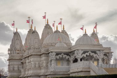 Londra, İngiltere - 23 Şubat 2024 - Neasden Tapınağı 'nın (BAPS Shri Swaminarayan Mandir) dış mimari tasarımı. İnşa etmek için Neasden 'daki Hindu tapınağı İtalyan mermerinden yapıldı, Hindistan' da elle oyuldu, uzayı kopyaladı, Seçici 