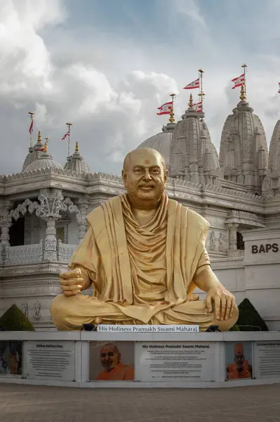 London Feb 2024 Gold Colored Statue Spiritual Leader Holiness Pramukh — Stock Photo, Image