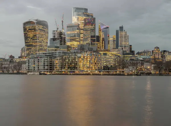 2024年2月15日 英国伦敦 伦敦商业区摩天大楼的灯光照射下 余晖刚刚从泰晤士河中反射出来 城市现代建筑观 复制空间 选择焦点 — 图库照片