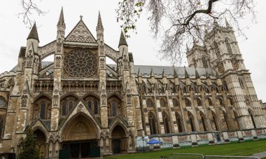 Londra, İngiltere - 25 Aralık 2023 - Westminster Manastırı 'nın Dış Mimarisi (Westminster City' deki St. Peter Koleji Kilisesi) İngiliz hükümdarları için geleneksel taç giyme ve defin yeri, yazı için alan, seçici odak noktası,.