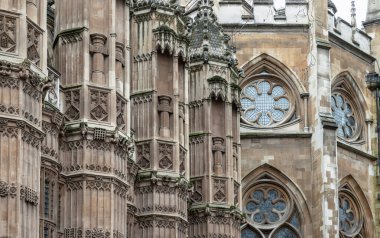 Londra, İngiltere - 25 Aralık 2023 - Westminster 'daki Viktorya Dönemi Gotik Sarayı, Westminster' daki Parlamento Binalarına Giriş. Metin için boşluk, Seçici odak.