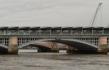 Londra, İngiltere - 25 Aralık 2023 - Blackfriars Köprüsü 'nün güneş paneli çatısı ve Blackfriars Köprüsü Thames Nehri' ni geçerken görüntüsü. Metin için boşluk, Seçici Odaklanma.