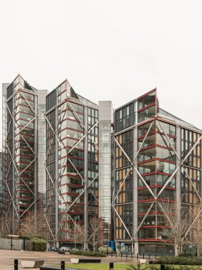 Londra, İngiltere - 25 Aralık 2023 - Londra 'daki Modern High Round Apartmanı' nın dış görünüşü Southwark 'taki Tate Modern Sanat Galerisi' ndeki Switch House 'a bakıyor. Neo Bank 'ın lüks apartmanının mimari detayları, kule bloğu, 