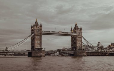 Londra, İngiltere - 15 Şubat 2024 - Ünlü Tower Köprüsü 'nün manzarası ve akşamları Thames Nehri' nin ufuk çizgisi. Klasik biçim, Boşluğu Kopyala, Seçici odak.