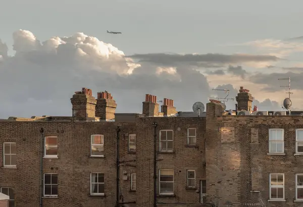 ロンドン イギリス 2024年2月18日 夜の空の背景を持つロンドンの都市レンガの建物や古い家をリアビュー Windowsの外観と壁の装飾 テキストのためのスペース 選択的な焦点 — ストック写真