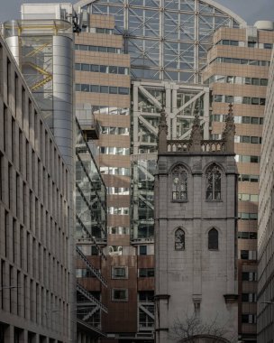 Londra, İngiltere - 27 Şubat 2024 - Londra 'da modern ofis binalarıyla çevrili eski St. Alban kilisesinden geriye kalan tek şey kuledir. St. Albans Wood Caddesi 'nde bir kiliseydi, şimdi özel bir konut, seçici odak noktası..