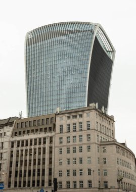 Londra, İngiltere - 27 Şubat 2024 - Londra 'daki Fenchurch Caddesi' ndeki The Modern 20 (Walkie-Talkie) ve Different binasının mimari tasarımı. Metin için boşluk, Seçici odak.