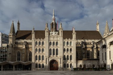 Londra, İngiltere - 27 Şubat 2024 - Guildhall kompleksi ve Guildhall Sanat Galerisi Londra 'da. Londra 'nın 12. yüzyıldan beri belediye binası, metin için alan, seçici odak.