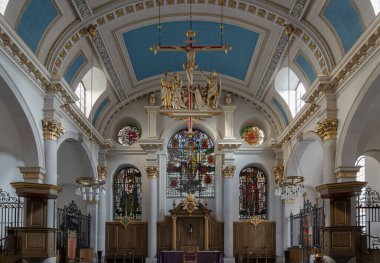 Londra, İngiltere - 27 Şubat 2024 - İçişleri Bakanlığı St Mary le Bow Kilisesi ve St. Mary le Bow kilisesinde çarmıha gerilmenin modern asılı heykeli (Sir Christopher Wren). Metin için boşluk, Seçici odak.