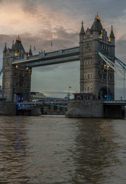Londra, İngiltere - 15 Şubat 2024 - Ünlü Tower Köprüsü 'nün manzarası ve akşamları Thames Nehri' nin ufuk çizgisi. Boşluğu kopyala, Seçici odak.