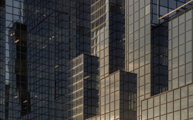 Londra, İngiltere - 27 Şubat 2024 - Modern binanın dış mimarisi gökyüzünü yansıtan birçok cam pencereye sahiptir. Thames Nehri kıyısındaki Northern & Shell Genel Merkezi, başarılı iş konsepti, metin için alan, Seçici odak.