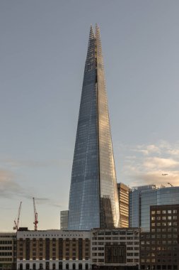 Londra, İngiltere - 27 Şubat 2024 - The Shard skyscraper ve Different binalarının modern mimari görüşü. Gökyüzü arkaplanı olan en yüksek bina. Metin için boşluk, Seçici odak.
