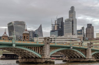 Londra, İngiltere - 27 Şubat 2024 - Londra 'daki River Thames nehrinin üzerindeki iş bölgesinde gökdelenlerin ve Southwark köprüsünün güzel manzarası. Mimari modern binalar, metin için alan, Seçici Odaklanma.