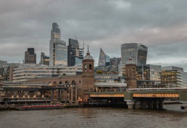 Londra, İngiltere - 27 Şubat 2024 - Londra 'daki River Thames nehri üzerindeki Southwark köprüsünden bakan iş bölgesindeki Cannon caddesi demiryolu köprüsü ve gökdelenlerin güzel manzarası. Mimari modern binalar, metin için alan, seçici Fo