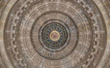 Londra, İngiltere - 27 Şubat 2024 - Shree Sanatan Hindu Mandu Hindu Tapınağı 'nın karmaşık bir şekilde oyulmuş taş iç tasarımı. Yukarıya bak, metin için boşluk, Seçici odak.