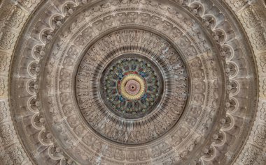 Londra, İngiltere - 27 Şubat 2024 - Shree Sanatan Hindu Mandu Hindu Tapınağı 'nın karmaşık bir şekilde oyulmuş taş iç tasarımı. Yukarıya bak, metin için boşluk, Seçici odak.