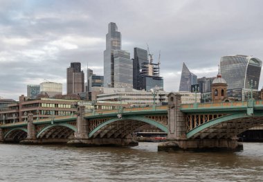 Londra, İngiltere - 27 Şubat 2024 - Londra 'daki River Thames nehrinin üzerindeki iş bölgesinde gökdelenlerin ve Southwark köprüsünün güzel manzarası. Mimari modern binalar, metin için alan, Seçici Odaklanma.