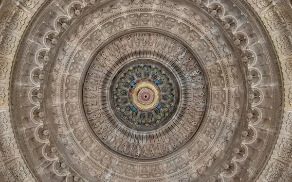 Londra, İngiltere - 27 Şubat 2024 - Shree Sanatan Hindu Mandu Hindu Tapınağı 'nın karmaşık bir şekilde oyulmuş taş iç tasarımı. Yukarıya bak, metin için boşluk, Seçici odak.