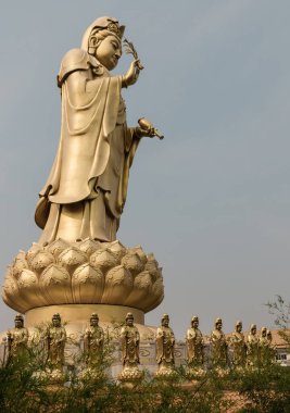 Bangkok, Tayland - 11 Nisan 2024 - Fo Guang Shan Thaihua Tapınağı 'ndaki Büyük Merhamet Tanrıçası Guanyin veya Quan Yin heykeli. Guan Yin Buddha, Tayvan tapınağı tarzı, metin için alan, seçici odak.