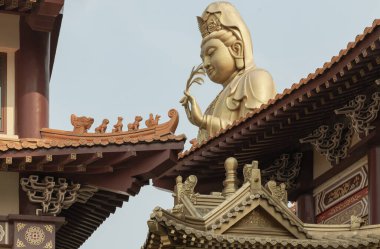 Bangkok, Tayland - 11 Nisan 2024 - Fo Guang Shan Thaihua Tapınağı 'ndaki Büyük Merhamet Tanrıçası Guanyin veya Quan Yin heykeli. Guan Yin Buddha, Tayvan tapınağı tarzı, kopyalama alanı, seçmeli odak.