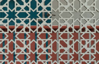 Bangkok, Tayland - 15 Nisan 2024 Bang O Camii 'nin duvarını geleneksel geometrik desenlerle süsleyen hassas ahşap oyma. Metin için boşluk, Seçici odak.