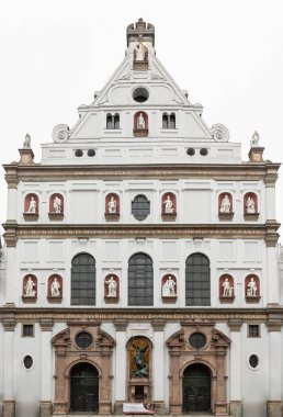 Münih, Almanya - 21 Aralık 2023 - Münih yaya bölgesinde St. Michael Kilisesi 'nin (Michaelskirche Cizvit Kilisesi) dış mimarisi. Alplerin kuzeyindeki en büyük Rönesans kilisesidir. Metin için boşluk, Seçici odak.