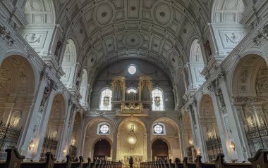 Münih, Almanya - 21 Aralık 2023 - Münih yaya bölgesindeki St. Michael Kilisesi 'nin (Michaelskirche Cizvit Kilisesi) iç mimari görüşü. Alplerin kuzeyindeki en büyük Rönesans kilisesidir. Metin için boşluk, Seçici odak.