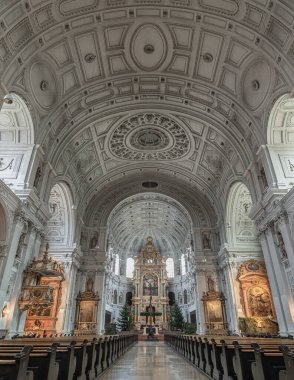 Münih, Almanya - 21 Aralık 2023 - Münih yaya bölgesindeki St. Michael Kilisesi 'nin (Michaelskirche Cizvit Kilisesi) iç mimari görüşü. Alplerin kuzeyindeki en büyük Rönesans kilisesidir. Metin için boşluk, Seçici odak.