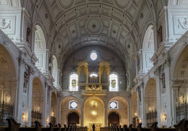 Münih, Almanya - 21 Aralık 2023 - Münih yaya bölgesindeki St. Michael Kilisesi 'nin (Michaelskirche Cizvit Kilisesi) iç mimari görüşü. Alplerin kuzeyindeki en büyük Rönesans kilisesidir. Metin için boşluk, Seçici odak.