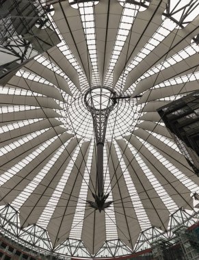 Berlin, Almanya - 19 Aralık 2023 - Sony Center 'ın cam tavanı Potsdamer Platz Meydanı' nda bulunan bir binadır. Gelecekçi rumbrella benzeri çadır çatısının yapımı, Tiergarten, Berlin-Mitte bölgesinde çağdaş mimaridir.. 
