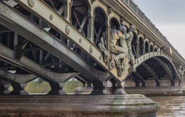 Paris 'teki Seine Nehri boyunca uzanan iki katlı köprü Bir Akime' yi (Pont de Bir-Hakeim çelik köprüsü) süsleyen heykellerin ayrıntıları. Avrupa 'da azalma. Metin için boşluk, Seçici odak.