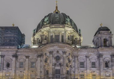 Berlin, Almanya - 19 Aralık 2023 - Berlin Katedrali 'nin dış mimarisi. Berlin Katedrali Berlinli Dom Berlin 'de, metin için alan, seçici odak.