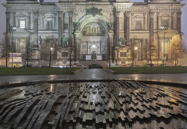 Berlin, Almanya - 19 Aralık 2023 - Berlin Katedrali 'nin dış mimarisi. Berlin Katedrali Berlinli Dom Berlin 'de, metin için alan, seçici odak.