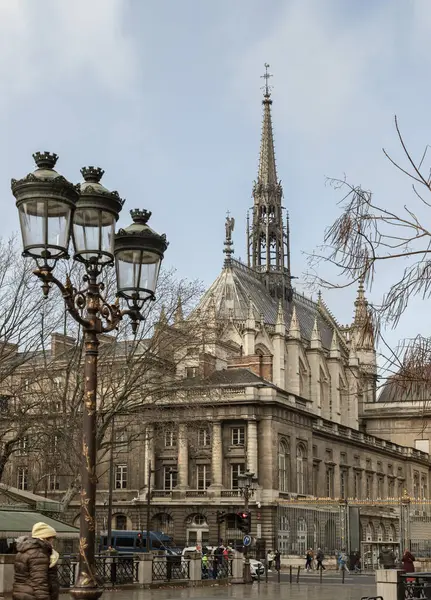 Fransa, Paris - Ocak 03, 2024 - Palais du Justice 'in ön girişi ve önündeki sokak feneriyle ünlü Sainte-Chapelle, Kutsal Şapel, Paris' teki Ile de la Cite 'nin Gotik kule mimarisidir..