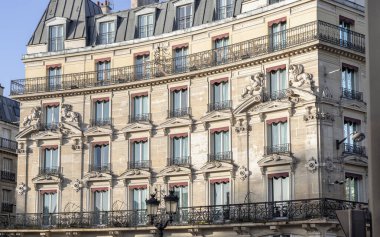 Fransa, Paris - Ocak 03, 2024 - Paris 'te tipik balkonları ve pencereleri olan La Villa Royale Oteli' nin dış mimarisi. Metin için boşluk, Seçici odak.